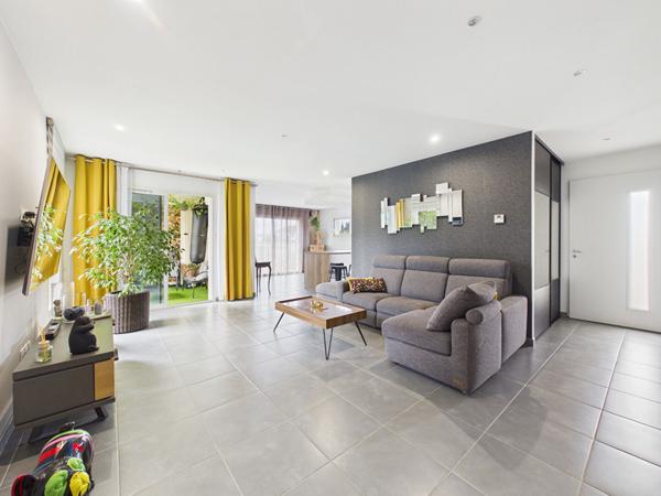 Maison récente plain pied de 106 m2 avec piscine et garage