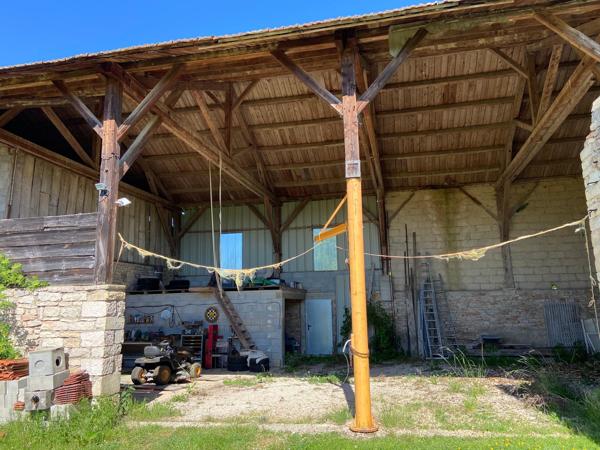A10 minutes de BEAUNE, corps de ferme de 1826 avec maison rénovée de 198 m² hab + dépendances de 435 m² env