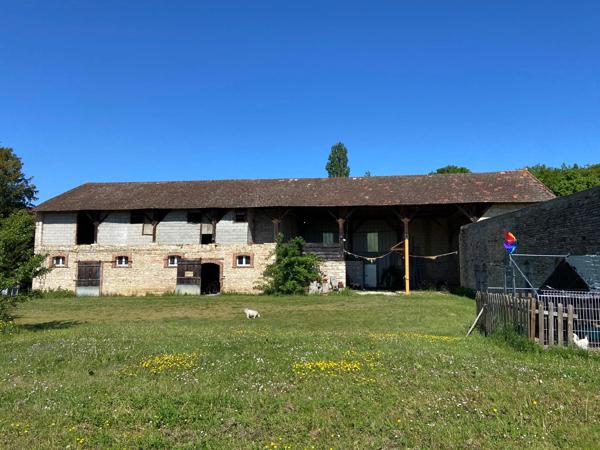 A10 minutes de BEAUNE, corps de ferme de 1826 avec maison rénovée de 198 m² hab + dépendances de 435 m² env