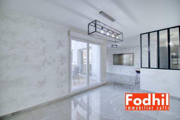 Appartement 4 pièces de 84 m²- 3 éme étage avec balcon et 2 parkings.