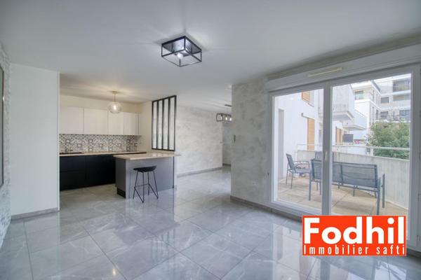 Appartement 4 pièces de 84 m²- 3 éme étage avec balcon et 2 parkings.