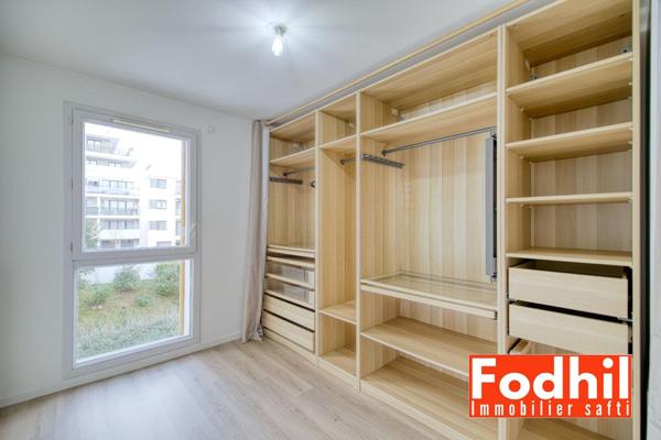 Appartement 4 pièces de 84 m²- 3 éme étage avec balcon et 2 parkings.
