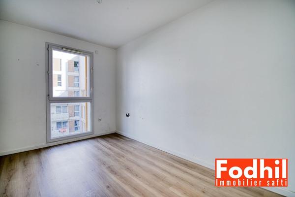 Appartement 4 pièces de 84 m²- 3 éme étage avec balcon et 2 parkings.