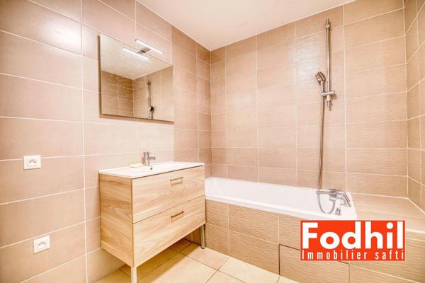 Appartement 4 pièces de 84 m²- 3 éme étage avec balcon et 2 parkings.