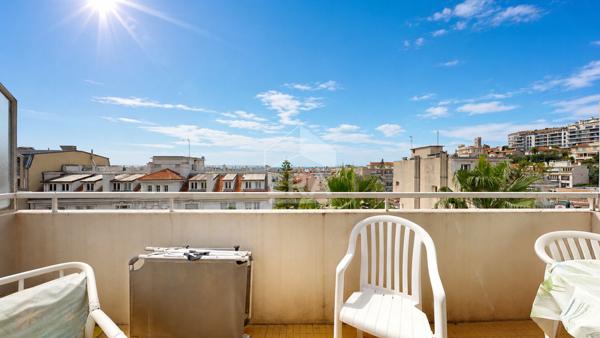 NICE - FLEURS : VASTE 2 PIÈCES TRAVERSANT EN DERNIER ÉTAGE AVEC TERRASSE ET VUE DÉGAGÉE