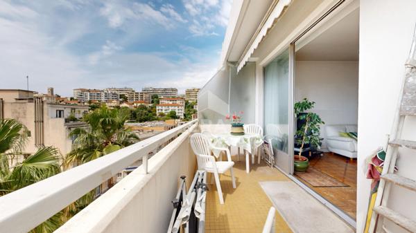 NICE - FLEURS : VASTE 2 PIÈCES TRAVERSANT EN DERNIER ÉTAGE AVEC TERRASSE ET VUE DÉGAGÉE
