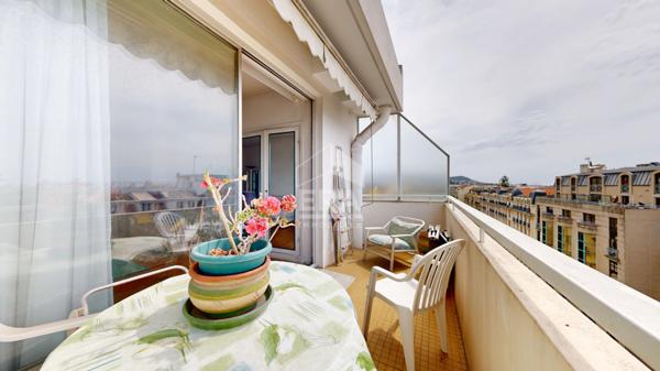 NICE - FLEURS : VASTE 2 PIÈCES TRAVERSANT EN DERNIER ÉTAGE AVEC TERRASSE ET VUE DÉGAGÉE