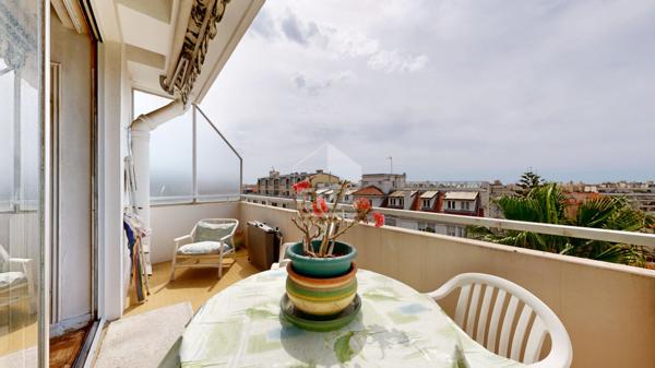 NICE - FLEURS : VASTE 2 PIÈCES TRAVERSANT EN DERNIER ÉTAGE AVEC TERRASSE ET VUE DÉGAGÉE