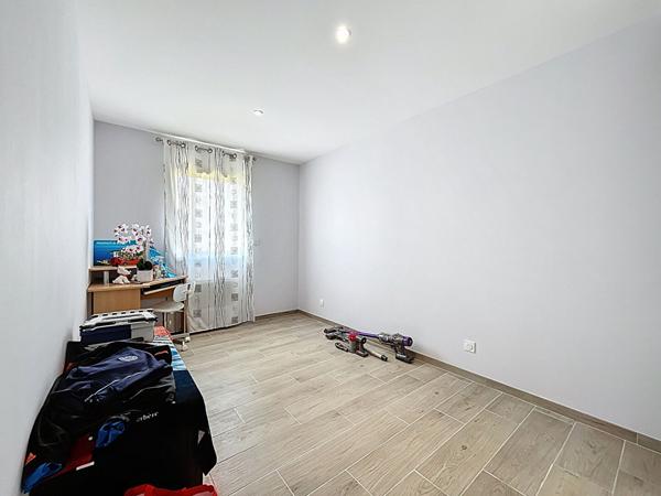 EXCLUSIVITE - A 5 MINUTES A PIED DES COMMERCES - VILLA NEUVE DE 90 M² SUR 411 M² DE TERRAIN