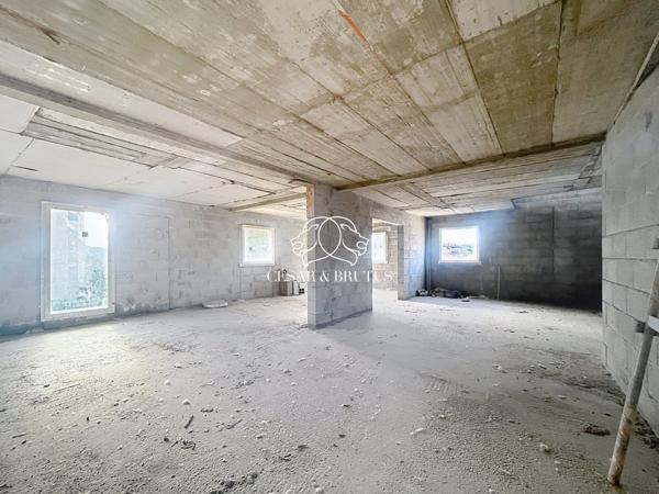IMMEUBLE A FINIR – 6 APPARTEMENTS – 1 LOCAL COMMERCIAL