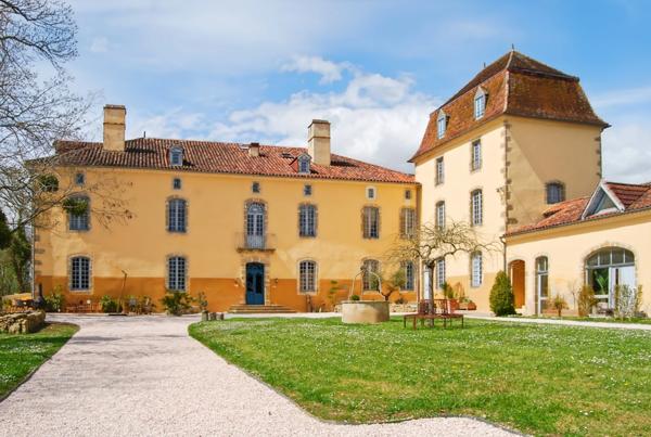 A vendre proche de MARCIAC (32) - Château de 32 pièces - 1540 m2 habitables - Domaine de 5,8 hectares