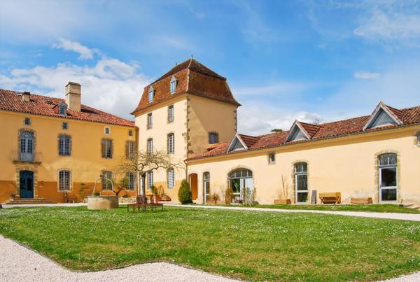 A vendre proche de MARCIAC (32) - Château de 32 pièces - 1540 m2 habitables - Domaine de 5,8 hectares