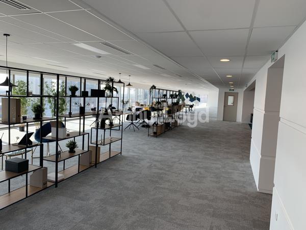 À louer - Bureaux rénovés dans immeuble emblématique au coeur de Lille, avec accessibilité optimale et services premium