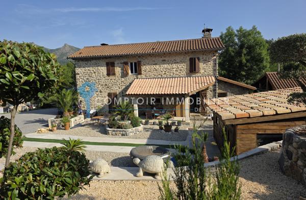 Propriete
                                                                                                                                                                                                                                                                                                                        6 pièce(s)                                                                                                                                                                                                          4 chambre(s)                                                                                                                                                                                                          136  m²