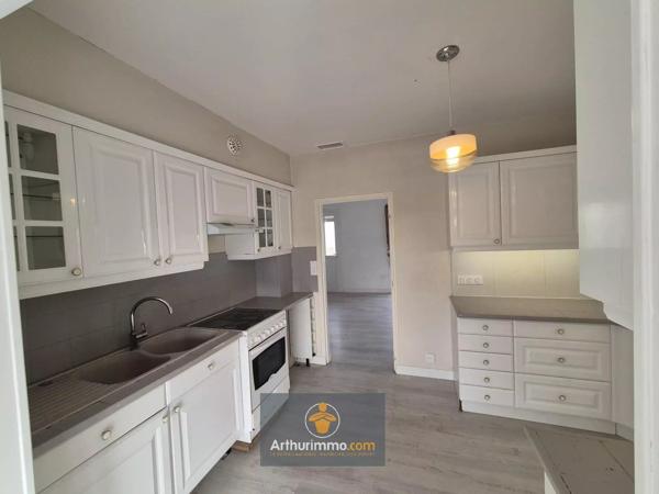 Vente                                                      Immeuble
                        
                     11 pièces                      130 m2                     à Charron