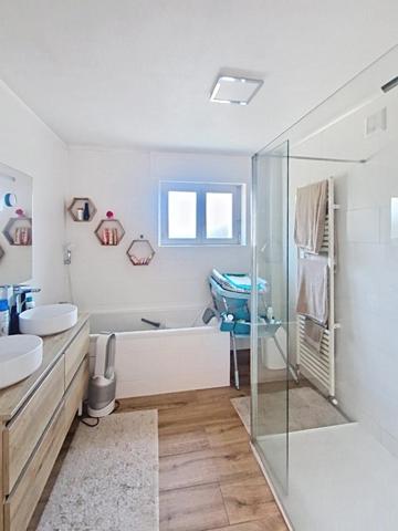 Maison individuelle de 140m2 avec 4 chambres, jardin, terrasse et garage !