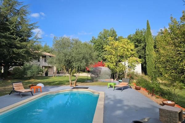 Maison d'exception à vendre à Saint Maximin la Sainte Baume au calme avec piscine, garage. Fort potentiel locatif.
