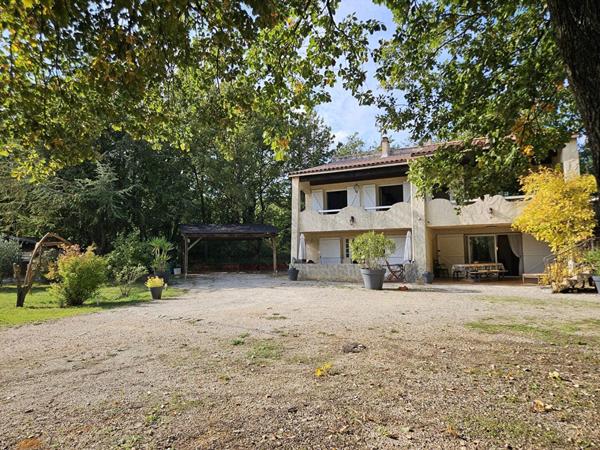 Maison d'exception à vendre à Saint Maximin la Sainte Baume au calme avec piscine, garage. Fort potentiel locatif.