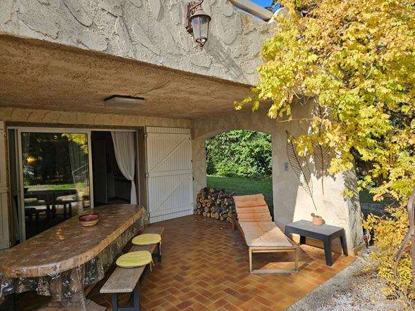 Maison d'exception à vendre à Saint Maximin la Sainte Baume au calme avec piscine, garage. Fort potentiel locatif.