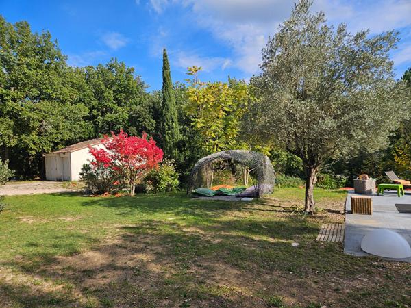 Maison d'exception à vendre à Saint Maximin la Sainte Baume au calme avec piscine, garage. Fort potentiel locatif.