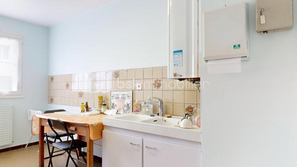 Choisissez Sébastien Tafforin et son équipe.
Plus de 15 ventes actées en 2025.
Bénéficiez d’un accompagnement personnalisé pour votre projet immobilier : photos professionnelles, communication sur mesure, publicité ciblée, suivi 7j/7 et vidéaste privé pour sublimer les biens les plus prestigieux.

Sébastien Tafforin & BSK Immobilier vous proposent ce local professionnel d’environ 100 m², situé au sein d’une résidence récente, bien entretenue et équipée d’un ascenseur, à proximité immédiate du secteur Beaublanc à Limoges.

Anciennement utilisé comme bureaux, ce bien offre une configuration particulièrement intéressante pour l’installation d’une activité professionnelle, de bureaux administratifs ou d’une profession libérale, sous réserve des autorisations nécessaires.

Dès l’entrée, vous découvrirez plusieurs espaces distincts permettant d’organiser facilement votre activité et d’adapter les lieux à vos besoins.

Le local dispose notamment d’une pièce principale d’environ 21 m² donnant accès à un balcon exposé Est, pouvant accueillir un espace de réception, une salle de réunion ou un bureau principal.

Quatre pièces complémentaires, dont certaines d’environ 13 m² et 11 m², permettent d’envisager l’aménagement de bureaux individuels, d’espaces de consultation ou de salles de travail.

Une cuisine ainsi qu’un espace permettant la création de sanitaires viennent compléter l’ensemble. Des travaux d’aménagement sont à prévoir afin d'adapter les locaux à votre activité et à vos besoins professionnels.

Un véritable atout : le bien dispose également de deux places de stationnement privatives et d’une cave, particulièrement appréciables pour une activité nécessitant des déplacements réguliers ou des espaces de stockage complémentaires.

Côté confort, le local bénéficie de menuiseries en bois avec double vitrage, ainsi que d’un chauffage et d’une production d’eau chaude individuels au gaz.

Sa configuration offre de nombreuses possibilités d’organisation et permet d’envisager aussi bien l’installation d’une activité indépendante que celle d’une structure nécessitant plusieurs bureaux.

L’emplacement constitue également un atout, avec une situation à proximité de Beaublanc, du centre-ville de Limoges, des commerces, des commodités et des principaux axes routiers et autoroutiers, facilitant les déplacements des professionnels et de leur clientèle.

Ce bien représente une opportunité pour un professionnel souhaitant acquérir ses propres locaux, développer son activité ou réaliser un investissement immobilier à vocation professionnelle.

Pour plus d’informations ou pour organiser une visite, contactez dès maintenant Sébastien TAFFORIN par téléphone ou par e-mail.