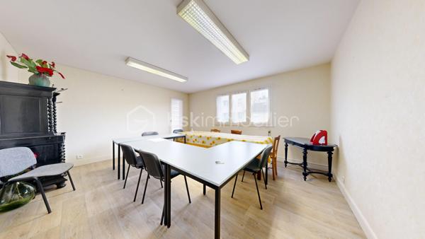 Choisissez Sébastien Tafforin et son équipe.
Plus de 15 ventes actées en 2025.
Bénéficiez d’un accompagnement personnalisé pour votre projet immobilier : photos professionnelles, communication sur mesure, publicité ciblée, suivi 7j/7 et vidéaste privé pour sublimer les biens les plus prestigieux.

Sébastien Tafforin & BSK Immobilier vous proposent ce local professionnel d’environ 100 m², situé au sein d’une résidence récente, bien entretenue et équipée d’un ascenseur, à proximité immédiate du secteur Beaublanc à Limoges.

Anciennement utilisé comme bureaux, ce bien offre une configuration particulièrement intéressante pour l’installation d’une activité professionnelle, de bureaux administratifs ou d’une profession libérale, sous réserve des autorisations nécessaires.

Dès l’entrée, vous découvrirez plusieurs espaces distincts permettant d’organiser facilement votre activité et d’adapter les lieux à vos besoins.

Le local dispose notamment d’une pièce principale d’environ 21 m² donnant accès à un balcon exposé Est, pouvant accueillir un espace de réception, une salle de réunion ou un bureau principal.

Quatre pièces complémentaires, dont certaines d’environ 13 m² et 11 m², permettent d’envisager l’aménagement de bureaux individuels, d’espaces de consultation ou de salles de travail.

Une cuisine ainsi qu’un espace permettant la création de sanitaires viennent compléter l’ensemble. Des travaux d’aménagement sont à prévoir afin d'adapter les locaux à votre activité et à vos besoins professionnels.

Un véritable atout : le bien dispose également de deux places de stationnement privatives et d’une cave, particulièrement appréciables pour une activité nécessitant des déplacements réguliers ou des espaces de stockage complémentaires.

Côté confort, le local bénéficie de menuiseries en bois avec double vitrage, ainsi que d’un chauffage et d’une production d’eau chaude individuels au gaz.

Sa configuration offre de nombreuses possibilités d’organisation et permet d’envisager aussi bien l’installation d’une activité indépendante que celle d’une structure nécessitant plusieurs bureaux.

L’emplacement constitue également un atout, avec une situation à proximité de Beaublanc, du centre-ville de Limoges, des commerces, des commodités et des principaux axes routiers et autoroutiers, facilitant les déplacements des professionnels et de leur clientèle.

Ce bien représente une opportunité pour un professionnel souhaitant acquérir ses propres locaux, développer son activité ou réaliser un investissement immobilier à vocation professionnelle.

Pour plus d’informations ou pour organiser une visite, contactez dès maintenant Sébastien TAFFORIN par téléphone ou par e-mail.