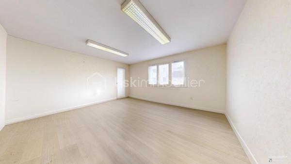 Choisissez Sébastien Tafforin et son équipe.
Plus de 15 ventes actées en 2025.
Bénéficiez d’un accompagnement personnalisé pour votre projet immobilier : photos professionnelles, communication sur mesure, publicité ciblée, suivi 7j/7 et vidéaste privé pour sublimer les biens les plus prestigieux.

Sébastien Tafforin & BSK Immobilier vous proposent ce local professionnel d’environ 100 m², situé au sein d’une résidence récente, bien entretenue et équipée d’un ascenseur, à proximité immédiate du secteur Beaublanc à Limoges.

Anciennement utilisé comme bureaux, ce bien offre une configuration particulièrement intéressante pour l’installation d’une activité professionnelle, de bureaux administratifs ou d’une profession libérale, sous réserve des autorisations nécessaires.

Dès l’entrée, vous découvrirez plusieurs espaces distincts permettant d’organiser facilement votre activité et d’adapter les lieux à vos besoins.

Le local dispose notamment d’une pièce principale d’environ 21 m² donnant accès à un balcon exposé Est, pouvant accueillir un espace de réception, une salle de réunion ou un bureau principal.

Quatre pièces complémentaires, dont certaines d’environ 13 m² et 11 m², permettent d’envisager l’aménagement de bureaux individuels, d’espaces de consultation ou de salles de travail.

Une cuisine ainsi qu’un espace permettant la création de sanitaires viennent compléter l’ensemble. Des travaux d’aménagement sont à prévoir afin d'adapter les locaux à votre activité et à vos besoins professionnels.

Un véritable atout : le bien dispose également de deux places de stationnement privatives et d’une cave, particulièrement appréciables pour une activité nécessitant des déplacements réguliers ou des espaces de stockage complémentaires.

Côté confort, le local bénéficie de menuiseries en bois avec double vitrage, ainsi que d’un chauffage et d’une production d’eau chaude individuels au gaz.

Sa configuration offre de nombreuses possibilités d’organisation et permet d’envisager aussi bien l’installation d’une activité indépendante que celle d’une structure nécessitant plusieurs bureaux.

L’emplacement constitue également un atout, avec une situation à proximité de Beaublanc, du centre-ville de Limoges, des commerces, des commodités et des principaux axes routiers et autoroutiers, facilitant les déplacements des professionnels et de leur clientèle.

Ce bien représente une opportunité pour un professionnel souhaitant acquérir ses propres locaux, développer son activité ou réaliser un investissement immobilier à vocation professionnelle.

Pour plus d’informations ou pour organiser une visite, contactez dès maintenant Sébastien TAFFORIN par téléphone ou par e-mail.