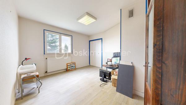 Choisissez Sébastien Tafforin et son équipe.
Plus de 15 ventes actées en 2025.
Bénéficiez d’un accompagnement personnalisé pour votre projet immobilier : photos professionnelles, communication sur mesure, publicité ciblée, suivi 7j/7 et vidéaste privé pour sublimer les biens les plus prestigieux.

Sébastien Tafforin & BSK Immobilier vous proposent ce local professionnel d’environ 100 m², situé au sein d’une résidence récente, bien entretenue et équipée d’un ascenseur, à proximité immédiate du secteur Beaublanc à Limoges.

Anciennement utilisé comme bureaux, ce bien offre une configuration particulièrement intéressante pour l’installation d’une activité professionnelle, de bureaux administratifs ou d’une profession libérale, sous réserve des autorisations nécessaires.

Dès l’entrée, vous découvrirez plusieurs espaces distincts permettant d’organiser facilement votre activité et d’adapter les lieux à vos besoins.

Le local dispose notamment d’une pièce principale d’environ 21 m² donnant accès à un balcon exposé Est, pouvant accueillir un espace de réception, une salle de réunion ou un bureau principal.

Quatre pièces complémentaires, dont certaines d’environ 13 m² et 11 m², permettent d’envisager l’aménagement de bureaux individuels, d’espaces de consultation ou de salles de travail.

Une cuisine ainsi qu’un espace permettant la création de sanitaires viennent compléter l’ensemble. Des travaux d’aménagement sont à prévoir afin d'adapter les locaux à votre activité et à vos besoins professionnels.

Un véritable atout : le bien dispose également de deux places de stationnement privatives et d’une cave, particulièrement appréciables pour une activité nécessitant des déplacements réguliers ou des espaces de stockage complémentaires.

Côté confort, le local bénéficie de menuiseries en bois avec double vitrage, ainsi que d’un chauffage et d’une production d’eau chaude individuels au gaz.

Sa configuration offre de nombreuses possibilités d’organisation et permet d’envisager aussi bien l’installation d’une activité indépendante que celle d’une structure nécessitant plusieurs bureaux.

L’emplacement constitue également un atout, avec une situation à proximité de Beaublanc, du centre-ville de Limoges, des commerces, des commodités et des principaux axes routiers et autoroutiers, facilitant les déplacements des professionnels et de leur clientèle.

Ce bien représente une opportunité pour un professionnel souhaitant acquérir ses propres locaux, développer son activité ou réaliser un investissement immobilier à vocation professionnelle.

Pour plus d’informations ou pour organiser une visite, contactez dès maintenant Sébastien TAFFORIN par téléphone ou par e-mail.