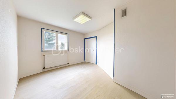 Choisissez Sébastien Tafforin et son équipe.
Plus de 15 ventes actées en 2025.
Bénéficiez d’un accompagnement personnalisé pour votre projet immobilier : photos professionnelles, communication sur mesure, publicité ciblée, suivi 7j/7 et vidéaste privé pour sublimer les biens les plus prestigieux.

Sébastien Tafforin & BSK Immobilier vous proposent ce local professionnel d’environ 100 m², situé au sein d’une résidence récente, bien entretenue et équipée d’un ascenseur, à proximité immédiate du secteur Beaublanc à Limoges.

Anciennement utilisé comme bureaux, ce bien offre une configuration particulièrement intéressante pour l’installation d’une activité professionnelle, de bureaux administratifs ou d’une profession libérale, sous réserve des autorisations nécessaires.

Dès l’entrée, vous découvrirez plusieurs espaces distincts permettant d’organiser facilement votre activité et d’adapter les lieux à vos besoins.

Le local dispose notamment d’une pièce principale d’environ 21 m² donnant accès à un balcon exposé Est, pouvant accueillir un espace de réception, une salle de réunion ou un bureau principal.

Quatre pièces complémentaires, dont certaines d’environ 13 m² et 11 m², permettent d’envisager l’aménagement de bureaux individuels, d’espaces de consultation ou de salles de travail.

Une cuisine ainsi qu’un espace permettant la création de sanitaires viennent compléter l’ensemble. Des travaux d’aménagement sont à prévoir afin d'adapter les locaux à votre activité et à vos besoins professionnels.

Un véritable atout : le bien dispose également de deux places de stationnement privatives et d’une cave, particulièrement appréciables pour une activité nécessitant des déplacements réguliers ou des espaces de stockage complémentaires.

Côté confort, le local bénéficie de menuiseries en bois avec double vitrage, ainsi que d’un chauffage et d’une production d’eau chaude individuels au gaz.

Sa configuration offre de nombreuses possibilités d’organisation et permet d’envisager aussi bien l’installation d’une activité indépendante que celle d’une structure nécessitant plusieurs bureaux.

L’emplacement constitue également un atout, avec une situation à proximité de Beaublanc, du centre-ville de Limoges, des commerces, des commodités et des principaux axes routiers et autoroutiers, facilitant les déplacements des professionnels et de leur clientèle.

Ce bien représente une opportunité pour un professionnel souhaitant acquérir ses propres locaux, développer son activité ou réaliser un investissement immobilier à vocation professionnelle.

Pour plus d’informations ou pour organiser une visite, contactez dès maintenant Sébastien TAFFORIN par téléphone ou par e-mail.