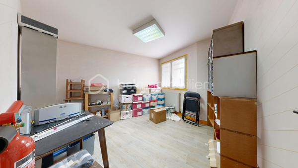 Choisissez Sébastien Tafforin et son équipe.
Plus de 15 ventes actées en 2025.
Bénéficiez d’un accompagnement personnalisé pour votre projet immobilier : photos professionnelles, communication sur mesure, publicité ciblée, suivi 7j/7 et vidéaste privé pour sublimer les biens les plus prestigieux.

Sébastien Tafforin & BSK Immobilier vous proposent ce local professionnel d’environ 100 m², situé au sein d’une résidence récente, bien entretenue et équipée d’un ascenseur, à proximité immédiate du secteur Beaublanc à Limoges.

Anciennement utilisé comme bureaux, ce bien offre une configuration particulièrement intéressante pour l’installation d’une activité professionnelle, de bureaux administratifs ou d’une profession libérale, sous réserve des autorisations nécessaires.

Dès l’entrée, vous découvrirez plusieurs espaces distincts permettant d’organiser facilement votre activité et d’adapter les lieux à vos besoins.

Le local dispose notamment d’une pièce principale d’environ 21 m² donnant accès à un balcon exposé Est, pouvant accueillir un espace de réception, une salle de réunion ou un bureau principal.

Quatre pièces complémentaires, dont certaines d’environ 13 m² et 11 m², permettent d’envisager l’aménagement de bureaux individuels, d’espaces de consultation ou de salles de travail.

Une cuisine ainsi qu’un espace permettant la création de sanitaires viennent compléter l’ensemble. Des travaux d’aménagement sont à prévoir afin d'adapter les locaux à votre activité et à vos besoins professionnels.

Un véritable atout : le bien dispose également de deux places de stationnement privatives et d’une cave, particulièrement appréciables pour une activité nécessitant des déplacements réguliers ou des espaces de stockage complémentaires.

Côté confort, le local bénéficie de menuiseries en bois avec double vitrage, ainsi que d’un chauffage et d’une production d’eau chaude individuels au gaz.

Sa configuration offre de nombreuses possibilités d’organisation et permet d’envisager aussi bien l’installation d’une activité indépendante que celle d’une structure nécessitant plusieurs bureaux.

L’emplacement constitue également un atout, avec une situation à proximité de Beaublanc, du centre-ville de Limoges, des commerces, des commodités et des principaux axes routiers et autoroutiers, facilitant les déplacements des professionnels et de leur clientèle.

Ce bien représente une opportunité pour un professionnel souhaitant acquérir ses propres locaux, développer son activité ou réaliser un investissement immobilier à vocation professionnelle.

Pour plus d’informations ou pour organiser une visite, contactez dès maintenant Sébastien TAFFORIN par téléphone ou par e-mail.
