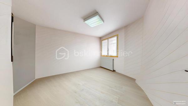 Choisissez Sébastien Tafforin et son équipe.
Plus de 15 ventes actées en 2025.
Bénéficiez d’un accompagnement personnalisé pour votre projet immobilier : photos professionnelles, communication sur mesure, publicité ciblée, suivi 7j/7 et vidéaste privé pour sublimer les biens les plus prestigieux.

Sébastien Tafforin & BSK Immobilier vous proposent ce local professionnel d’environ 100 m², situé au sein d’une résidence récente, bien entretenue et équipée d’un ascenseur, à proximité immédiate du secteur Beaublanc à Limoges.

Anciennement utilisé comme bureaux, ce bien offre une configuration particulièrement intéressante pour l’installation d’une activité professionnelle, de bureaux administratifs ou d’une profession libérale, sous réserve des autorisations nécessaires.

Dès l’entrée, vous découvrirez plusieurs espaces distincts permettant d’organiser facilement votre activité et d’adapter les lieux à vos besoins.

Le local dispose notamment d’une pièce principale d’environ 21 m² donnant accès à un balcon exposé Est, pouvant accueillir un espace de réception, une salle de réunion ou un bureau principal.

Quatre pièces complémentaires, dont certaines d’environ 13 m² et 11 m², permettent d’envisager l’aménagement de bureaux individuels, d’espaces de consultation ou de salles de travail.

Une cuisine ainsi qu’un espace permettant la création de sanitaires viennent compléter l’ensemble. Des travaux d’aménagement sont à prévoir afin d'adapter les locaux à votre activité et à vos besoins professionnels.

Un véritable atout : le bien dispose également de deux places de stationnement privatives et d’une cave, particulièrement appréciables pour une activité nécessitant des déplacements réguliers ou des espaces de stockage complémentaires.

Côté confort, le local bénéficie de menuiseries en bois avec double vitrage, ainsi que d’un chauffage et d’une production d’eau chaude individuels au gaz.

Sa configuration offre de nombreuses possibilités d’organisation et permet d’envisager aussi bien l’installation d’une activité indépendante que celle d’une structure nécessitant plusieurs bureaux.

L’emplacement constitue également un atout, avec une situation à proximité de Beaublanc, du centre-ville de Limoges, des commerces, des commodités et des principaux axes routiers et autoroutiers, facilitant les déplacements des professionnels et de leur clientèle.

Ce bien représente une opportunité pour un professionnel souhaitant acquérir ses propres locaux, développer son activité ou réaliser un investissement immobilier à vocation professionnelle.

Pour plus d’informations ou pour organiser une visite, contactez dès maintenant Sébastien TAFFORIN par téléphone ou par e-mail.
