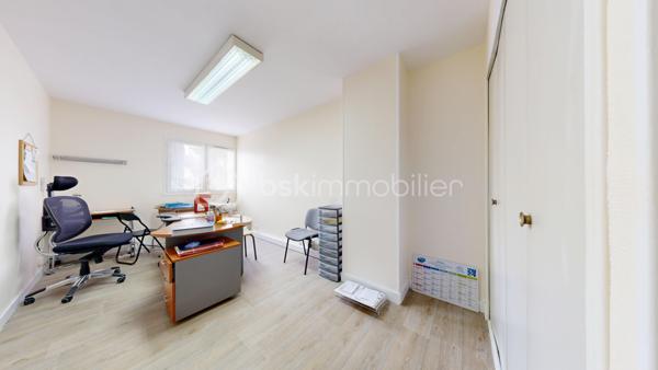 Choisissez Sébastien Tafforin et son équipe.
Plus de 15 ventes actées en 2025.
Bénéficiez d’un accompagnement personnalisé pour votre projet immobilier : photos professionnelles, communication sur mesure, publicité ciblée, suivi 7j/7 et vidéaste privé pour sublimer les biens les plus prestigieux.

Sébastien Tafforin & BSK Immobilier vous proposent ce local professionnel d’environ 100 m², situé au sein d’une résidence récente, bien entretenue et équipée d’un ascenseur, à proximité immédiate du secteur Beaublanc à Limoges.

Anciennement utilisé comme bureaux, ce bien offre une configuration particulièrement intéressante pour l’installation d’une activité professionnelle, de bureaux administratifs ou d’une profession libérale, sous réserve des autorisations nécessaires.

Dès l’entrée, vous découvrirez plusieurs espaces distincts permettant d’organiser facilement votre activité et d’adapter les lieux à vos besoins.

Le local dispose notamment d’une pièce principale d’environ 21 m² donnant accès à un balcon exposé Est, pouvant accueillir un espace de réception, une salle de réunion ou un bureau principal.

Quatre pièces complémentaires, dont certaines d’environ 13 m² et 11 m², permettent d’envisager l’aménagement de bureaux individuels, d’espaces de consultation ou de salles de travail.

Une cuisine ainsi qu’un espace permettant la création de sanitaires viennent compléter l’ensemble. Des travaux d’aménagement sont à prévoir afin d'adapter les locaux à votre activité et à vos besoins professionnels.

Un véritable atout : le bien dispose également de deux places de stationnement privatives et d’une cave, particulièrement appréciables pour une activité nécessitant des déplacements réguliers ou des espaces de stockage complémentaires.

Côté confort, le local bénéficie de menuiseries en bois avec double vitrage, ainsi que d’un chauffage et d’une production d’eau chaude individuels au gaz.

Sa configuration offre de nombreuses possibilités d’organisation et permet d’envisager aussi bien l’installation d’une activité indépendante que celle d’une structure nécessitant plusieurs bureaux.

L’emplacement constitue également un atout, avec une situation à proximité de Beaublanc, du centre-ville de Limoges, des commerces, des commodités et des principaux axes routiers et autoroutiers, facilitant les déplacements des professionnels et de leur clientèle.

Ce bien représente une opportunité pour un professionnel souhaitant acquérir ses propres locaux, développer son activité ou réaliser un investissement immobilier à vocation professionnelle.

Pour plus d’informations ou pour organiser une visite, contactez dès maintenant Sébastien TAFFORIN par téléphone ou par e-mail.