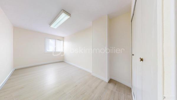 Choisissez Sébastien Tafforin et son équipe.
Plus de 15 ventes actées en 2025.
Bénéficiez d’un accompagnement personnalisé pour votre projet immobilier : photos professionnelles, communication sur mesure, publicité ciblée, suivi 7j/7 et vidéaste privé pour sublimer les biens les plus prestigieux.

Sébastien Tafforin & BSK Immobilier vous proposent ce local professionnel d’environ 100 m², situé au sein d’une résidence récente, bien entretenue et équipée d’un ascenseur, à proximité immédiate du secteur Beaublanc à Limoges.

Anciennement utilisé comme bureaux, ce bien offre une configuration particulièrement intéressante pour l’installation d’une activité professionnelle, de bureaux administratifs ou d’une profession libérale, sous réserve des autorisations nécessaires.

Dès l’entrée, vous découvrirez plusieurs espaces distincts permettant d’organiser facilement votre activité et d’adapter les lieux à vos besoins.

Le local dispose notamment d’une pièce principale d’environ 21 m² donnant accès à un balcon exposé Est, pouvant accueillir un espace de réception, une salle de réunion ou un bureau principal.

Quatre pièces complémentaires, dont certaines d’environ 13 m² et 11 m², permettent d’envisager l’aménagement de bureaux individuels, d’espaces de consultation ou de salles de travail.

Une cuisine ainsi qu’un espace permettant la création de sanitaires viennent compléter l’ensemble. Des travaux d’aménagement sont à prévoir afin d'adapter les locaux à votre activité et à vos besoins professionnels.

Un véritable atout : le bien dispose également de deux places de stationnement privatives et d’une cave, particulièrement appréciables pour une activité nécessitant des déplacements réguliers ou des espaces de stockage complémentaires.

Côté confort, le local bénéficie de menuiseries en bois avec double vitrage, ainsi que d’un chauffage et d’une production d’eau chaude individuels au gaz.

Sa configuration offre de nombreuses possibilités d’organisation et permet d’envisager aussi bien l’installation d’une activité indépendante que celle d’une structure nécessitant plusieurs bureaux.

L’emplacement constitue également un atout, avec une situation à proximité de Beaublanc, du centre-ville de Limoges, des commerces, des commodités et des principaux axes routiers et autoroutiers, facilitant les déplacements des professionnels et de leur clientèle.

Ce bien représente une opportunité pour un professionnel souhaitant acquérir ses propres locaux, développer son activité ou réaliser un investissement immobilier à vocation professionnelle.

Pour plus d’informations ou pour organiser une visite, contactez dès maintenant Sébastien TAFFORIN par téléphone ou par e-mail.