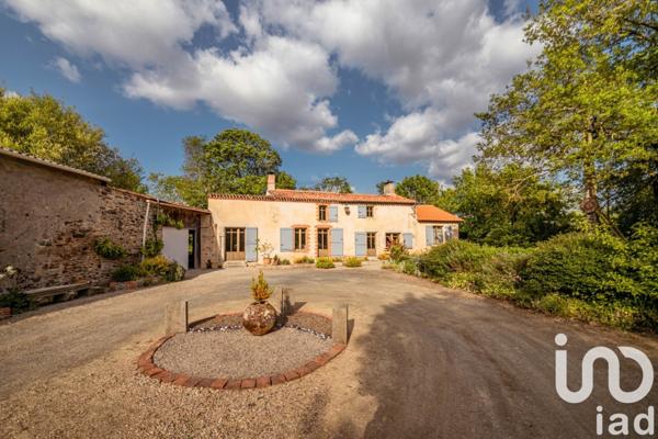 Maison traditionnelle 5 pièces de 180 m² à Montréverd (85260)