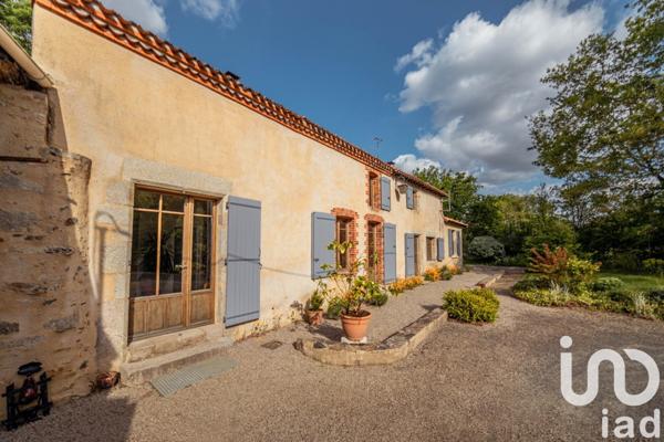 Maison traditionnelle 5 pièces de 180 m² à Montréverd (85260)