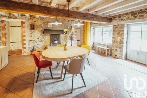 Maison traditionnelle 5 pièces de 180 m² à Montréverd (85260)