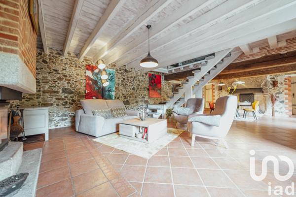 Maison traditionnelle 5 pièces de 180 m² à Montréverd (85260)