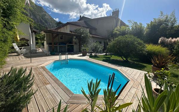 Maison à vendre    5 pièces • 167 m2 Saint-Égrève