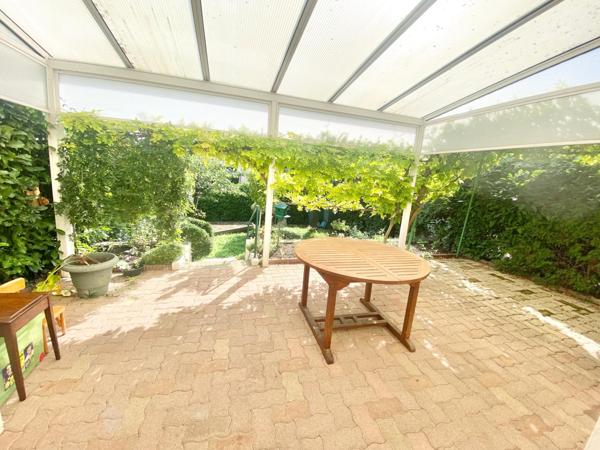 maison jumelée de 85 m2, 3 chambres, sous sol complet, garage, terrasse et jardin