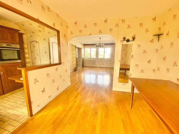 maison jumelée de 85 m2, 3 chambres, sous sol complet, garage, terrasse et jardin