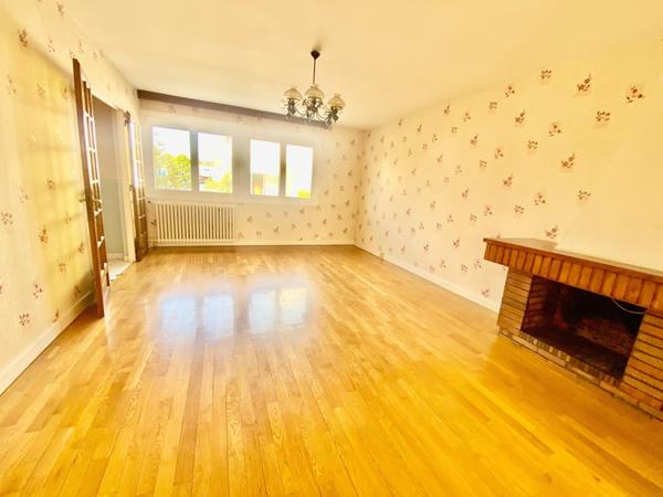 maison jumelée de 85 m2, 3 chambres, sous sol complet, garage, terrasse et jardin