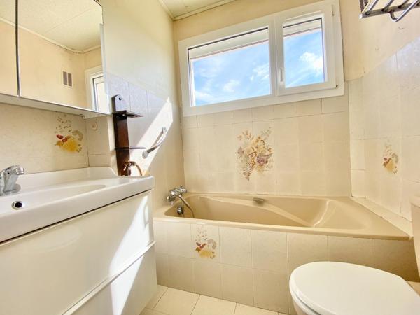 maison jumelée de 85 m2, 3 chambres, sous sol complet, garage, terrasse et jardin