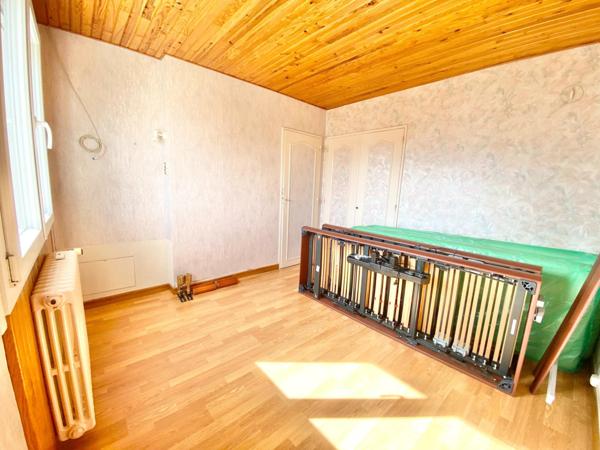 maison jumelée de 85 m2, 3 chambres, sous sol complet, garage, terrasse et jardin