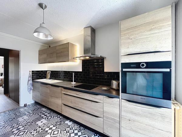 LE BOUSCAT CENTRE –T4 avec 3 balcons et parking.