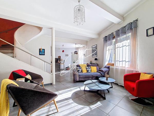 Maison T6 5 chambres 186 m² garage, cour, terrasse