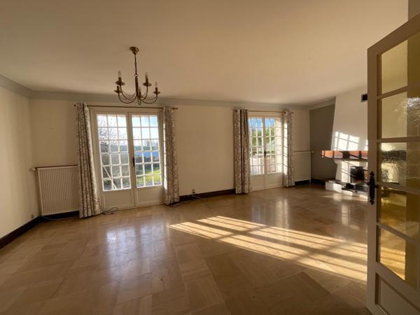 Maison traditionnelle 120 m2 avec 4 chambres sur terrain de 1600 m2 proche toutes commodités