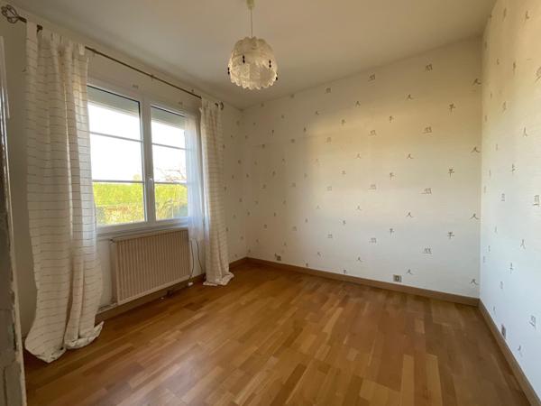 Maison traditionnelle 120 m2 avec 4 chambres sur terrain de 1600 m2 proche toutes commodités