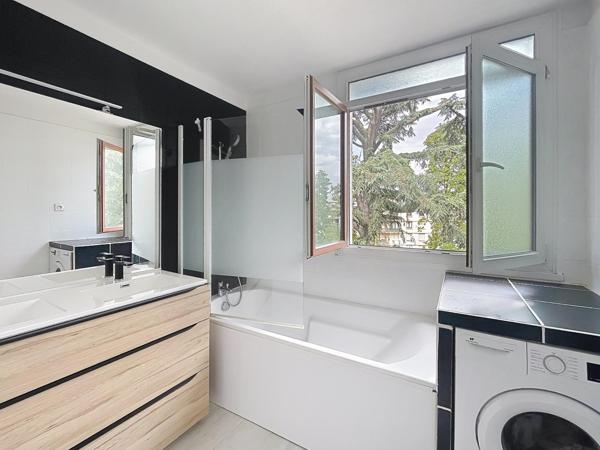 APPARTEMENT T 5 TRES LUMINEUX A PROXIMITE DU RER C