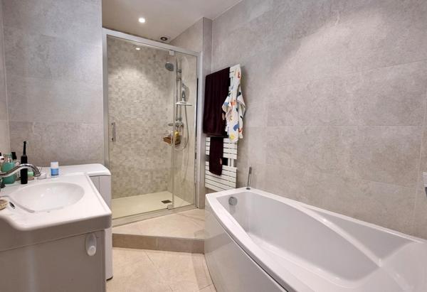 Appartement à LYON 6E ARRONDISSEMENT, 69006 - 3 pièces 96m²