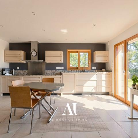 Maison Individuelle T5 – 200 M² – 4 Chambres – Vue Alpes & Jura – Double Garage – Terrain 880 M² – Divonne les Bain 01220